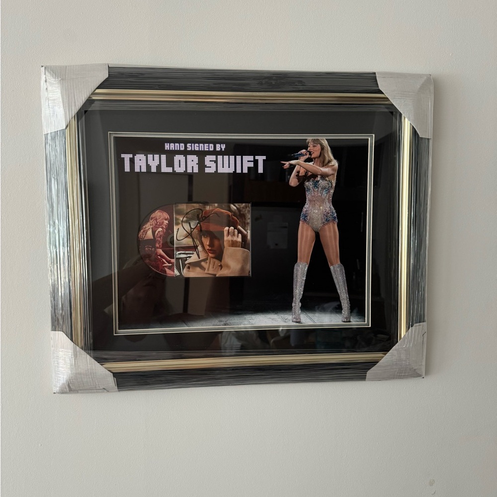 Taylor Swift autographed RED Taylor’s Version, framed CD. - Picture 4 of 5